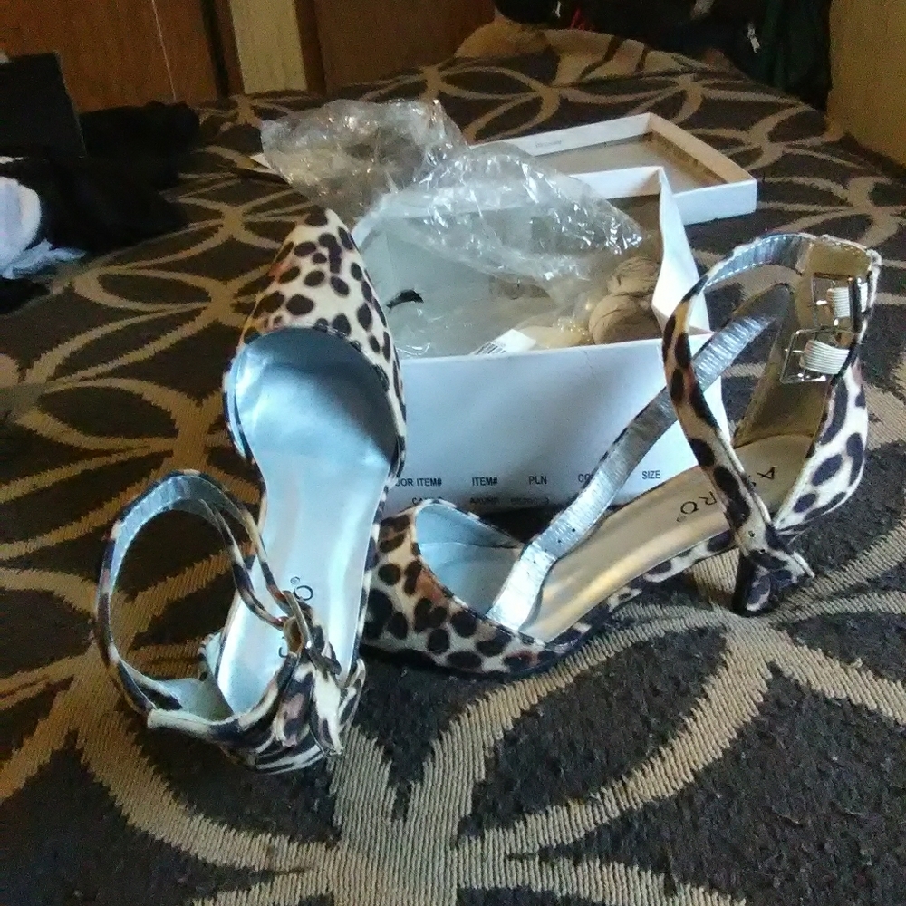 Woman Ashro Camlo Leopard